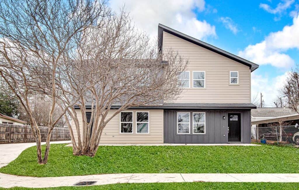 Front of 3325 Eastland St, Fort Worth